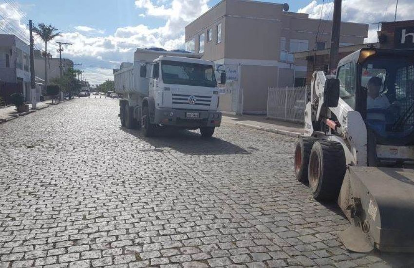 Novo trecho da Rua Marechal Floriano começa a ser preparado para receber asfalto em Camaquã 
