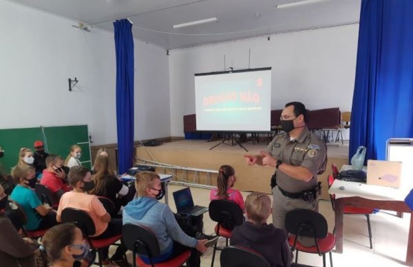 Brigada Militar realiza palestra de prevenção às drogas em escola de São Lourenço do Sul 