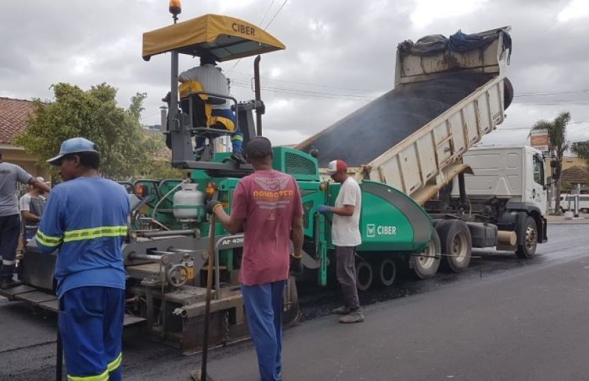Obras de asfalto em fase final na Rua Marechal Floriano em Camaquã 