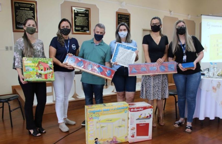 Escolas municipais de Camaquã recebem materiais montessorianos e brinquedos 