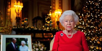 Rainha Elizabeth faz discurso de natal mais pessoal de todos os tempos, enquanto lamenta ausência de príncipe Philip