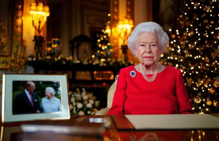 Rainha Elizabeth faz discurso de natal mais pessoal de todos os tempos, enquanto lamenta ausência de príncipe Philip 