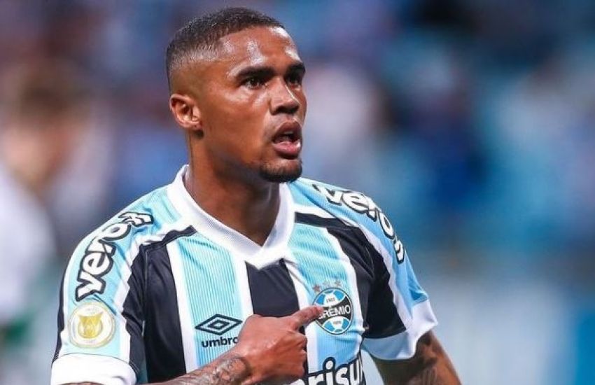 Douglas Costa publica texto pedindo desculpas à torcida do Grêmio  