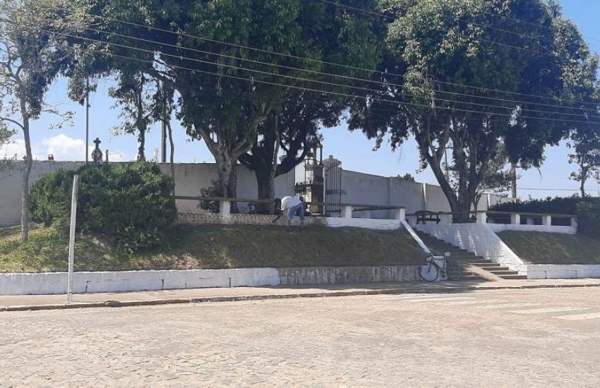 Infraestrutura de Camaquã realiza limpeza no Cemitério São João 
