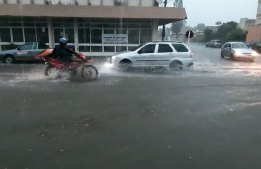 VÍDEO: chuva forte provoca alagamento e transtornos em Camaquã  