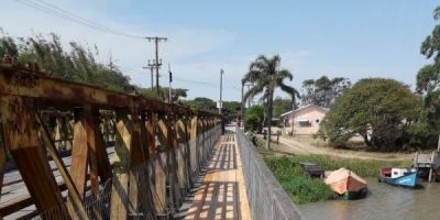 Prefeitura de Arambaré conclui restauração da passarela de pedestres da ponte João Goulart