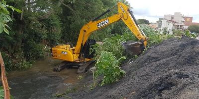 Equipe da Infraestrutura de Camaquã realiza desassoreamento da Sanga do Passinho