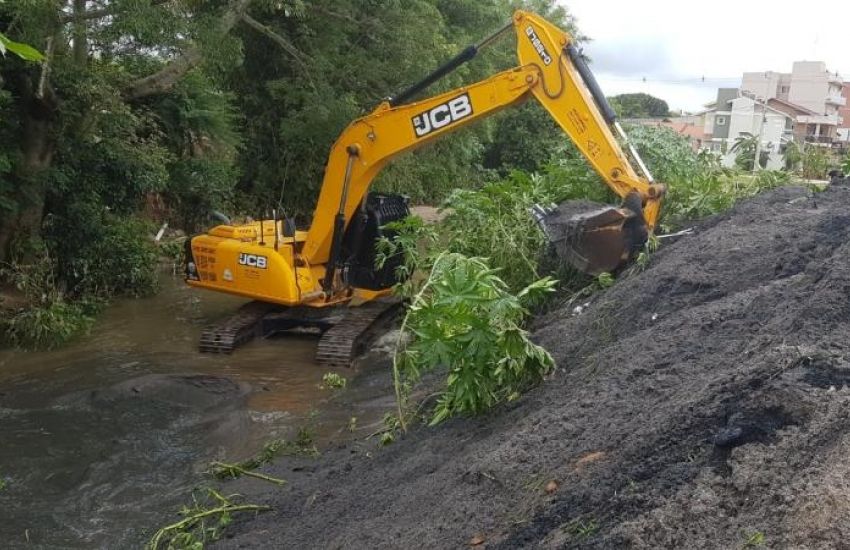 Equipe da Infraestrutura de Camaquã realiza desassoreamento da Sanga do Passinho 
