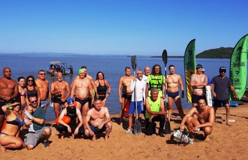 Praia das Garças, em Porto Alegre, foi palco para a primeira edição deste ano do Projeto Nadando Pelos Cartões Postais 