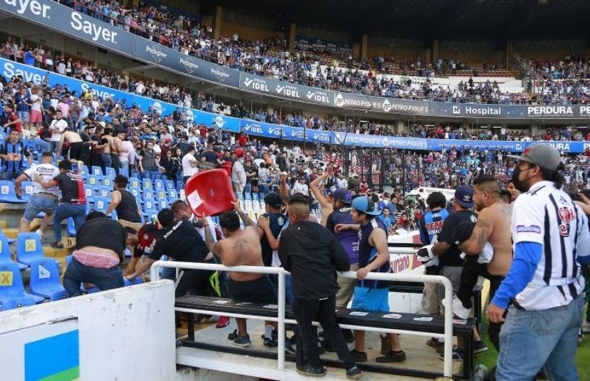Briga generalizada entre torcidas deixa feridos e suspende rodada da Liga de Futebol Mexicano  