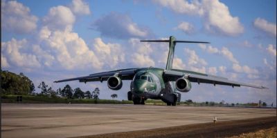 Aeronave da FAB que resgatou brasileiros deixa a Polônia