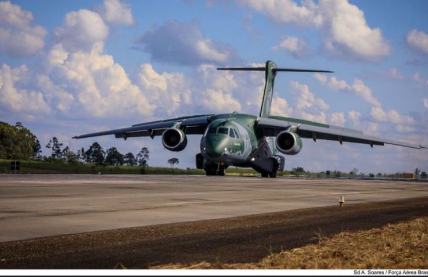 Aeronave da FAB que resgatou brasileiros deixa a Polônia 