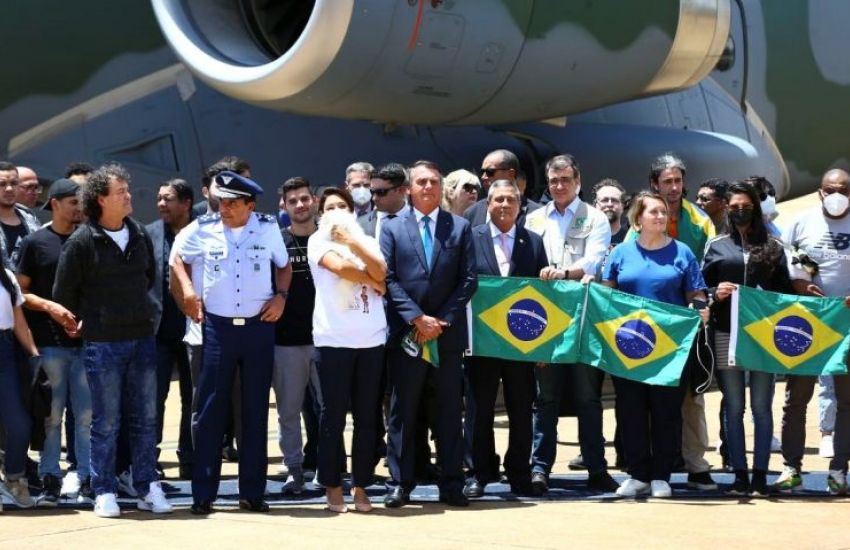 Grupo vindo da Polônia chega a Brasília em aviões da FAB 