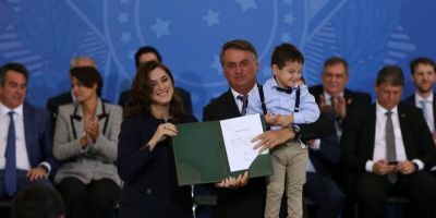 Novos ministros tomam posse no Palácio do Planalto