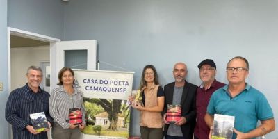 Escolas municipais de Camaquã recebem livros de poesia da Capocam