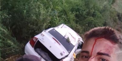 Jovens gaúchos sofrem acidente, ficam levemente feridos e viralizam na internet com foto enviada para parentes e amigos