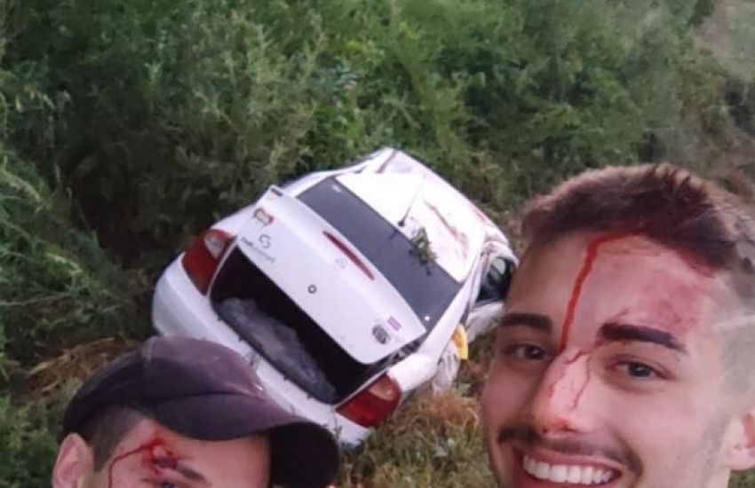Jovens gaúchos sofrem acidente, ficam levemente feridos e viralizam na internet com foto enviada para parentes e amigos 