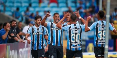 Diego Souza marca três vezes e Grêmio vence a primeira na Série B