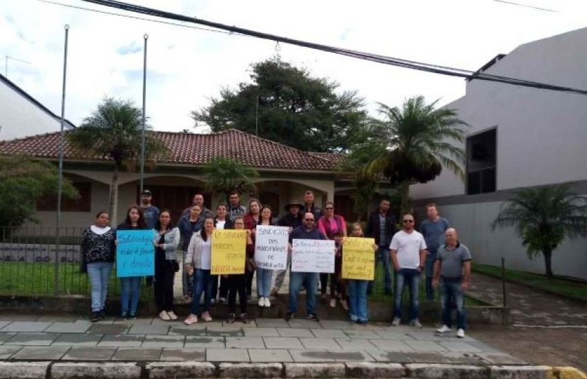 Grupo de servidores municipais protesta pedindo reforma salarial em Sentinela do Sul 