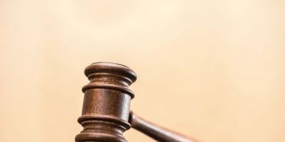Justiça condena mulher a 70 anos de prisão por estuprar e vender material pornográfico dos filhos no RS