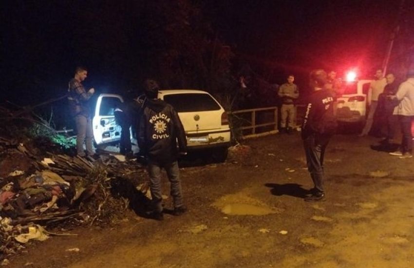Polícia identifica vítimas encontradas em porta-malas de carro na Região Metropolitana 