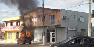 VÍDEO: assaltantes incendeiam carro após ataque a banco de Amaral Ferrador