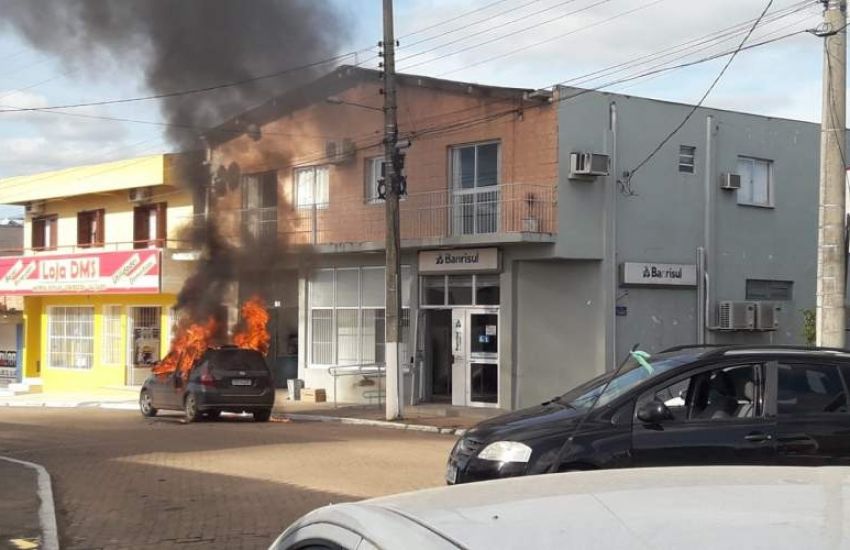 VÍDEO: assaltantes incendeiam carro após ataque a banco de Amaral Ferrador 