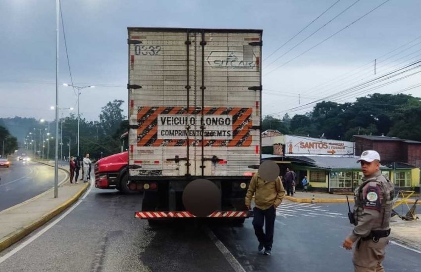 Idoso morre após ser atropelado por caminhão na ERS-020 em Gravataí 