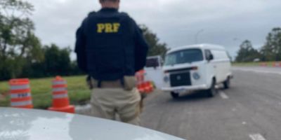 PRF flagra motorista fumando maconha enquanto dirige em Eldorado do Sul