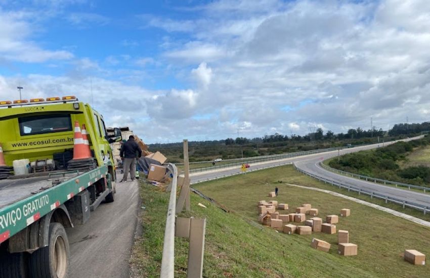 Tombamento de carreta provoca interrupção no trânsito da BR-116 em Pelotas 