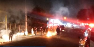 Vizinhos ateiam fogo em residência de padrasto que levou menina já sem vida à UBS de cidade da Região Metropolitana