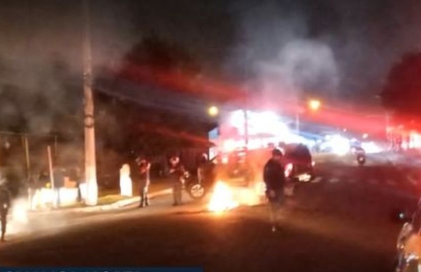 Vizinhos ateiam fogo em residência de padrasto que levou menina já sem vida à UBS de cidade da Região Metropolitana 