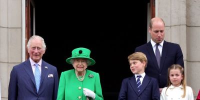 Rainha Elizabeth faz aparição surpresa na varanda do palácio durante o final do Jubileu de Platina
