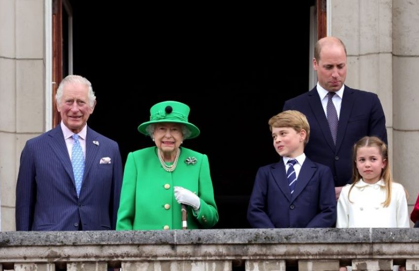 Rainha Elizabeth faz aparição surpresa na varanda do palácio durante o final do Jubileu de Platina 