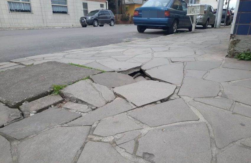 Mesmo com pedido, calçada segue quebrada, há mais de 40 dias, no centro de Camaquã 
