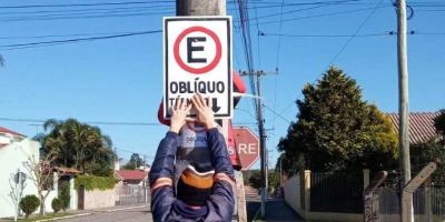 Placas de sinalização de trânsito são revitalizadas em Camaquã