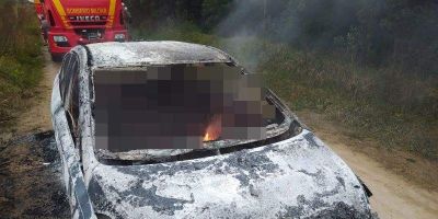 Táxi completamente queimado é encontrado com ossada humana no interior de Camaquã