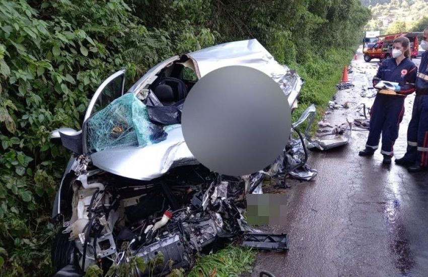 Colisão frontal entre carro e carreta causa morte de motorista em Carlos Barbosa 