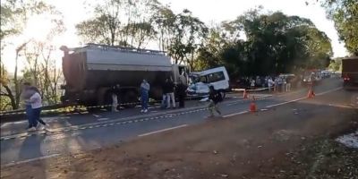 Colisão frontal entre van e caminhão deixa ao menos sete mortos na BR-386 no RS