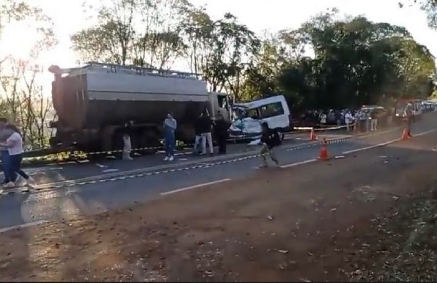 Colisão frontal entre van e caminhão deixa ao menos sete mortos na BR-386 no RS 