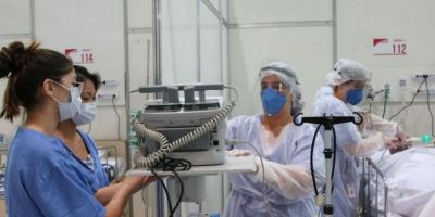 Presidente Bolsonaro sanciona piso para enfermagem sem reajuste automático