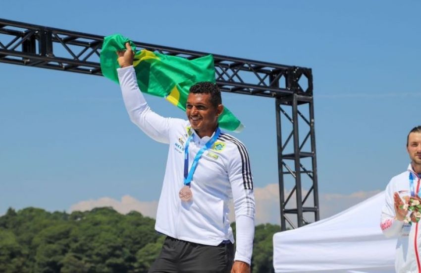 Isaquias Queiroz é campeão mundial no C1 500 metros no Canadá 