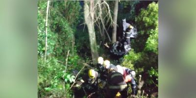 Duas jovens morrem após carro cair em barranco de cinco metros na ERS-130 em Arroio do Meio