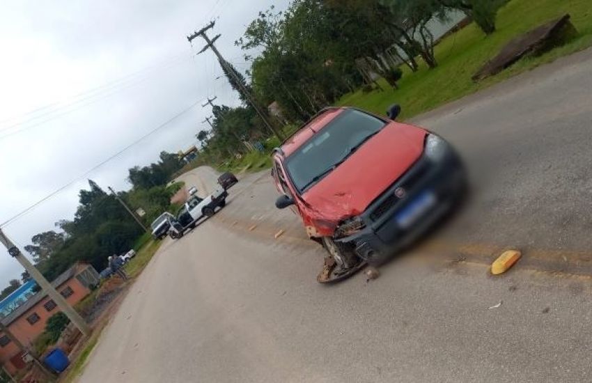 Caminhonetes se envolvem em colisão na ERS-350 em Chuvisca 