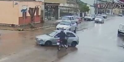 Carro e moto se envolvem em acidente de trânsito no centro de Camaquã 
