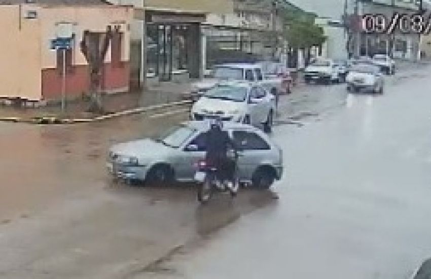 Carro e moto se envolvem em acidente de trânsito no centro de Camaquã  