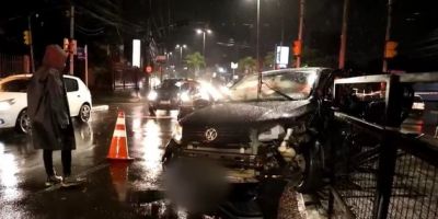 Homem suspeito de assalto morre em acidente de trânsito ao tentar roubar motorista de aplicativo em Porto Alegre