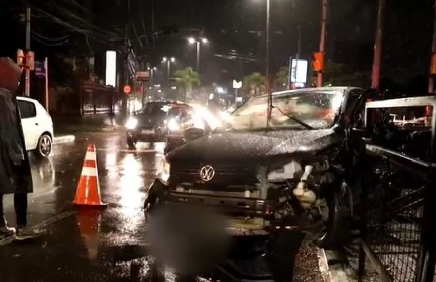 Homem suspeito de assalto morre em acidente de trânsito ao tentar roubar motorista de aplicativo em Porto Alegre 
