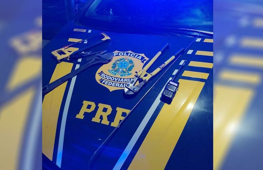 PRF prende trio envolvido em roubo de caminhonetes na Região Metropolitana 