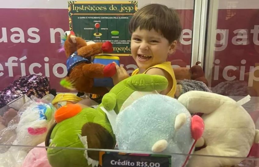 Criança entra em máquina de pelúcias de shopping no Rio 